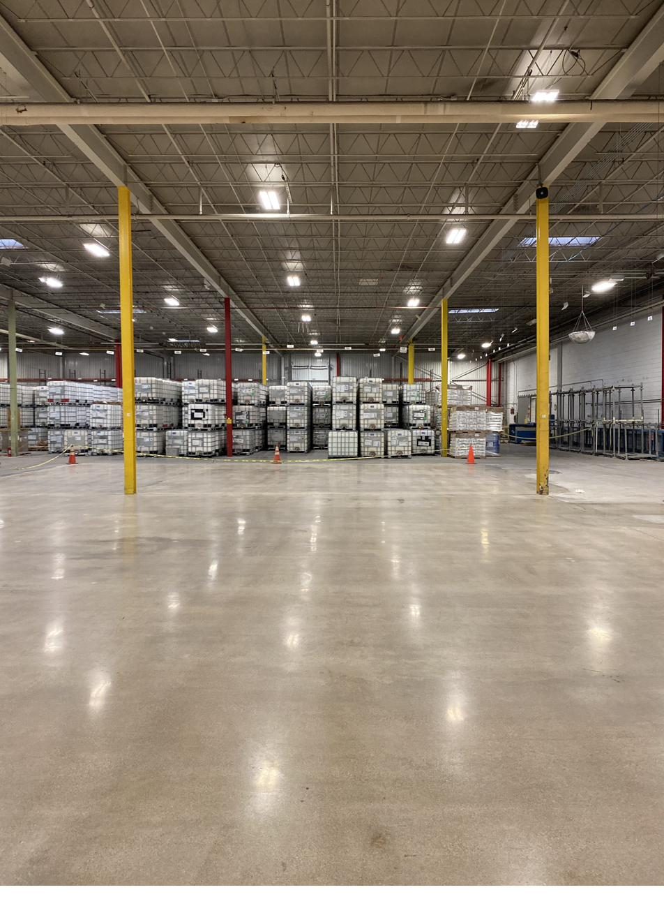 Large distribution center floor with stacked storage totes